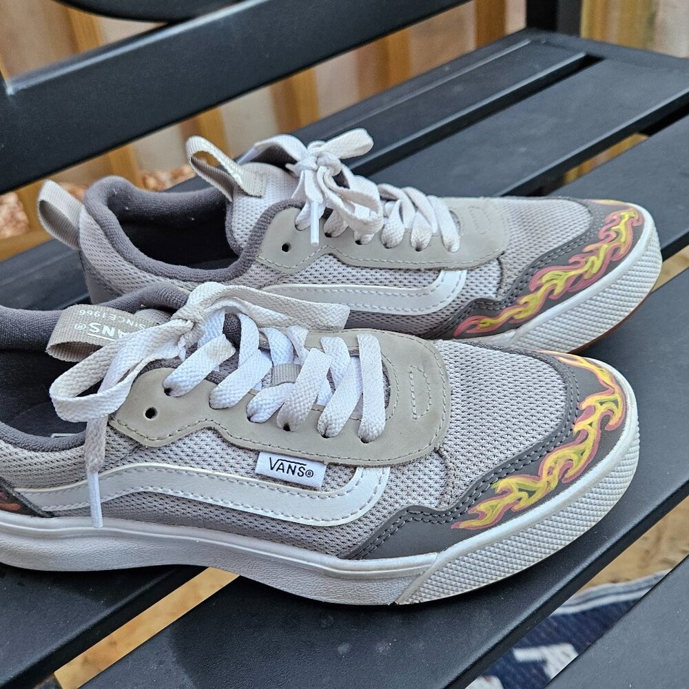 Vans off the wall flame design - Youth sz 4